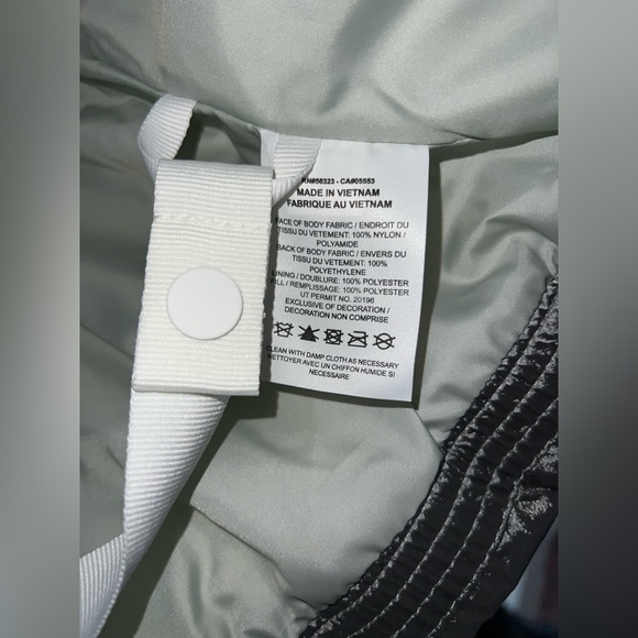 -BRAND NEW WITH TAGS- NIKE Woman’s XL Silver Metallic Puffer Jacket - Picture 7 of 15